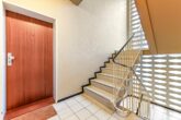 Kapitalanlage in Hamburg-Osdorf: Vermietete 2-Zimmer-Wohnung mit Balkon & Garage - treppenhaus
